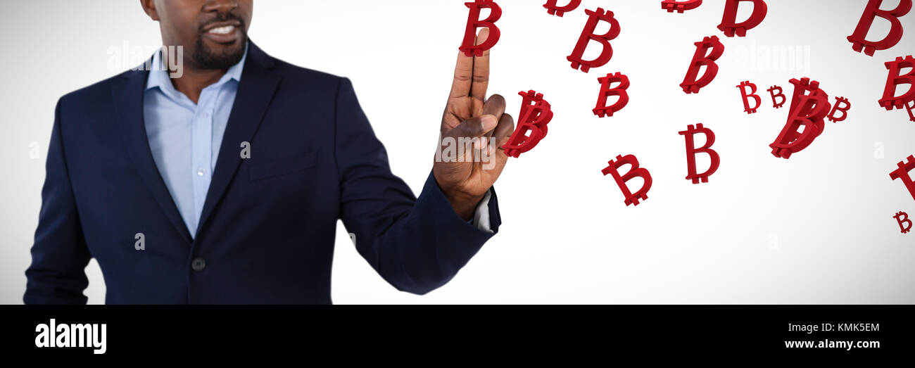 Geschäftsmann mit einem unsichtbaren virtuellen Bildschirm gegen mehrere rote bitcoin Zeichen Stockfoto
