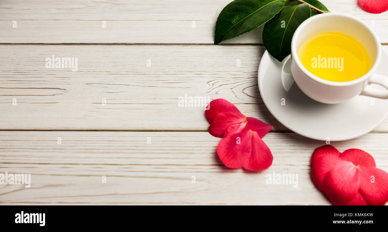 Tasse Kräutertee am Tisch Schuß im Studio Stockfoto