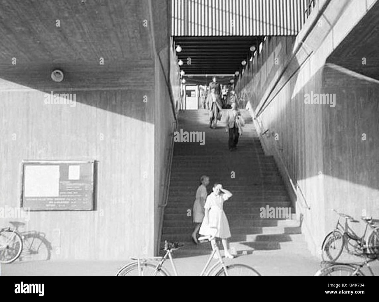 Tallkrogens Tunnelbanestation ist eine U-Bahn-Station in Stockholm, Schweden, die in den 1960er Jahren erbaut wurde und als integraler Bestandteil des öffentlichen Verkehrsnetzes der Stadt dient. Stockfoto