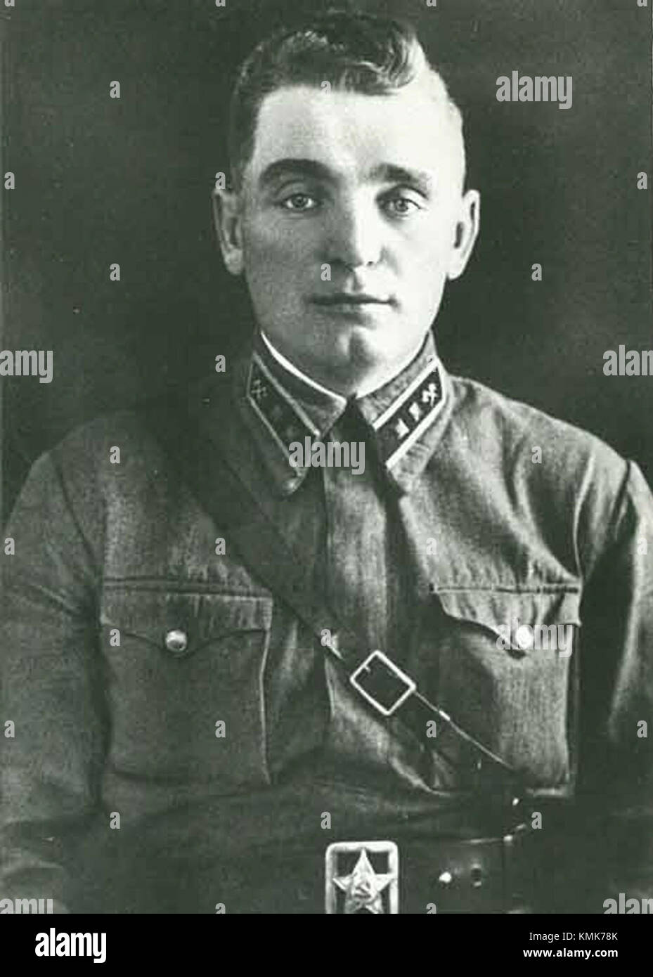 Dieses Foto zeigt W. Pilinski, einen Leutnant der Roten Armee, das 1936 aufgenommen wurde. Das Bild fängt das Uniform- und militärische Erscheinungsbild des Offiziers in der Zwischenkriegszeit in der Sowjetunion ein. Stockfoto