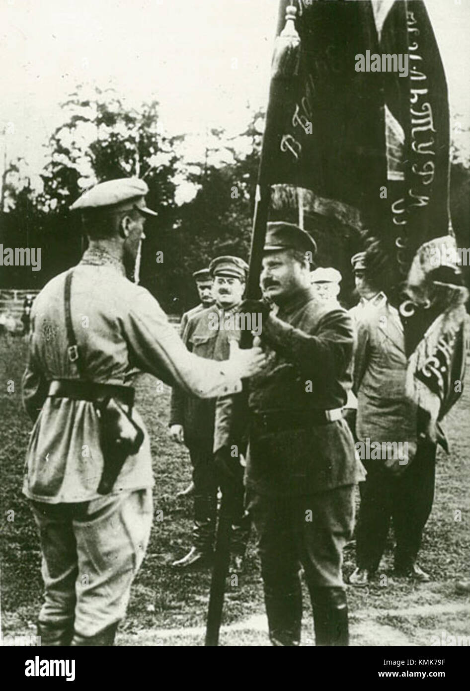 Ein historisches Bild, das Michail Frunze zeigt, einen prominenten sowjetischen Militärführer, der die Militärfarben hält. Frunze spielte eine Schlüsselrolle in der Roten Armee während des russischen Bürgerkriegs und bei der Gestaltung der militärischen Strategie der Sowjetunion. Stockfoto