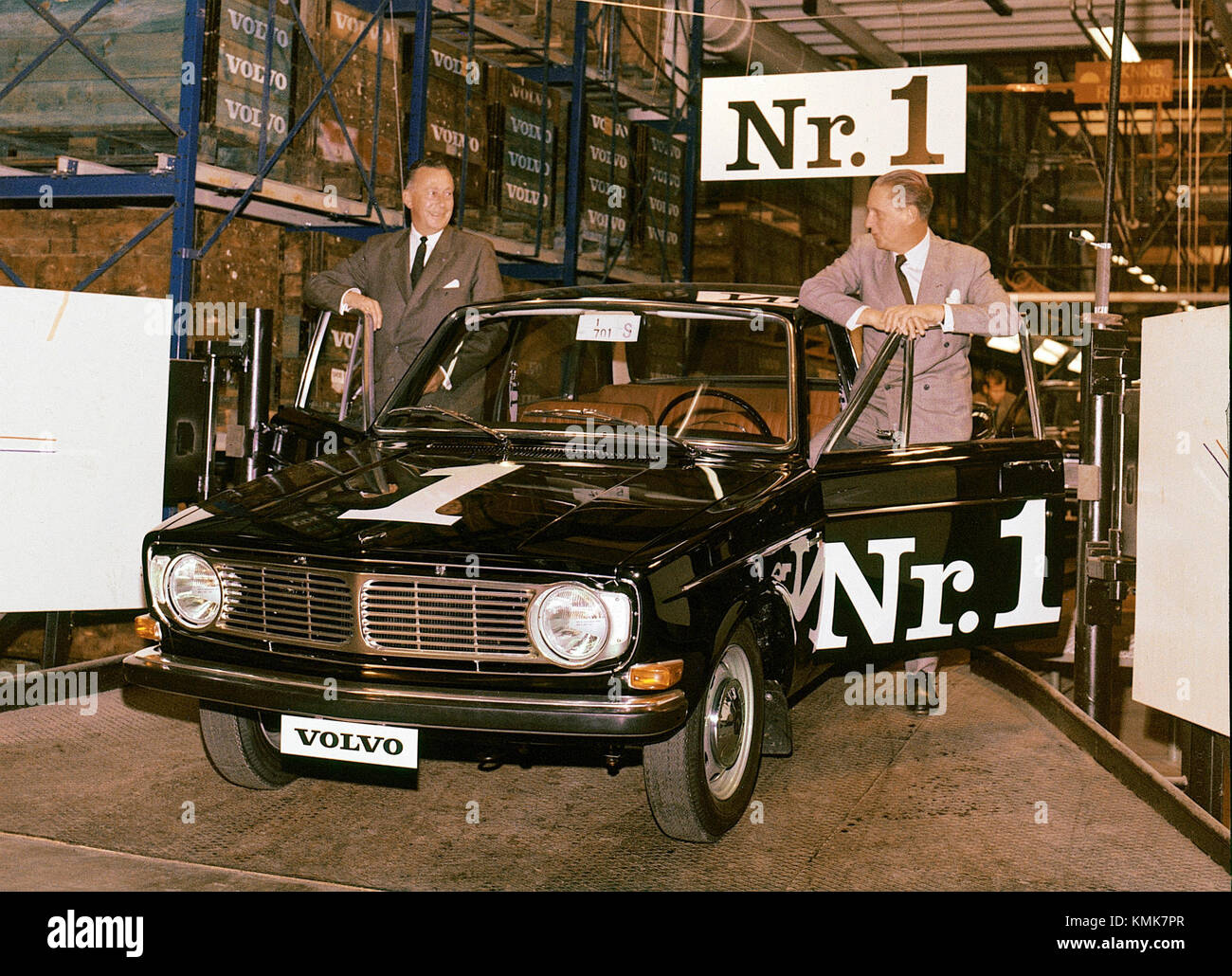 Der erste Volvo 144, der 1966 eingeführt wurde, markierte mit seinem robusten Design und seinen wegweisenden Sicherheitsfunktionen einen bedeutenden Moment in der Automobilgeschichte. Es wurde zu einem beliebten Modell für seine Zuverlässigkeit und innovative Technik. Stockfoto