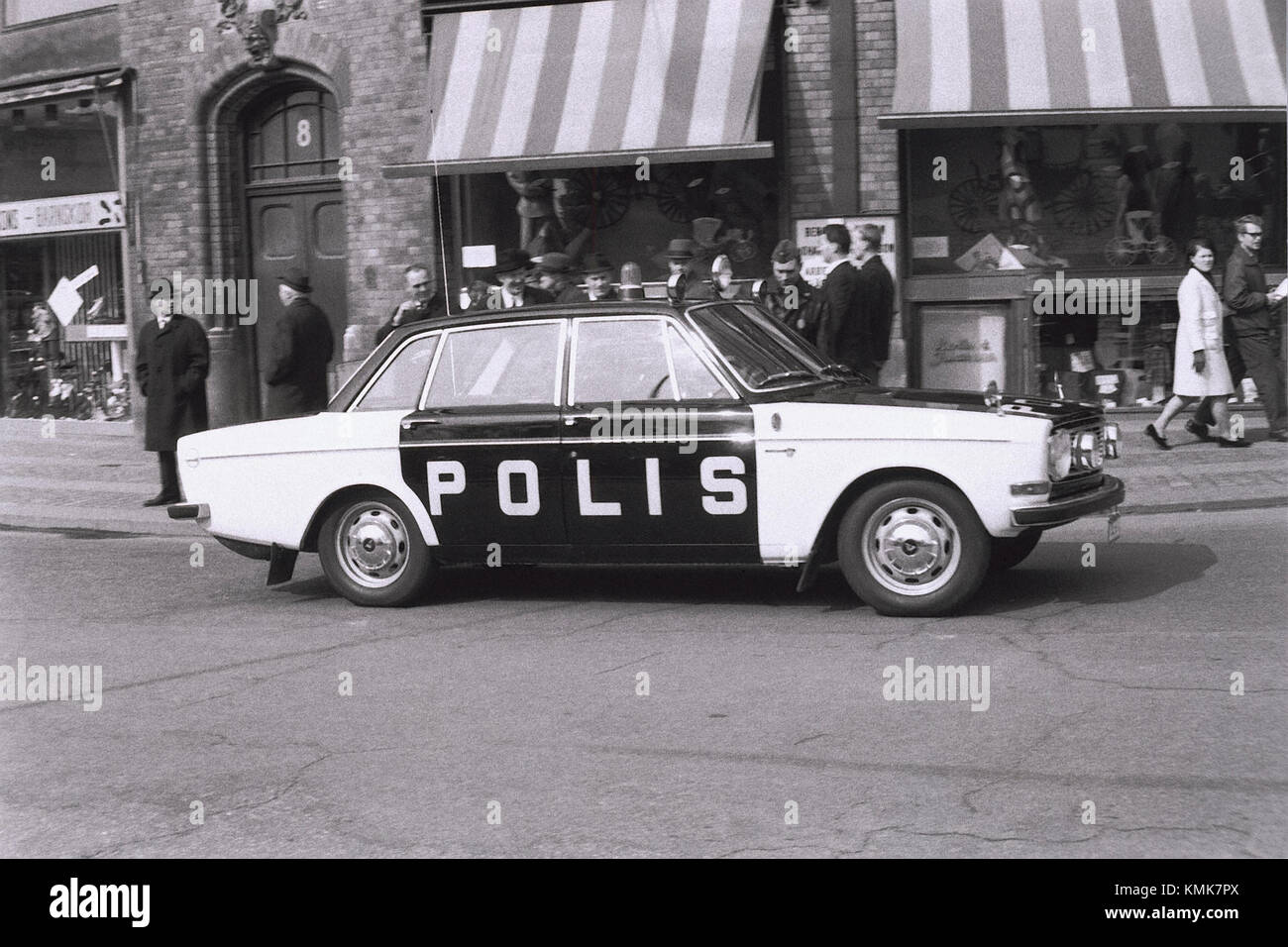 Der 1967 eingeführte Volvo 144 S Polizeiwagen war Teil der schwedischen Polizeiflotte. Bekannt für seine Langlebigkeit und Sicherheit, wurde es in den 1960er und 1970er Jahren zu einem legendären Fahrzeug der Strafverfolgungsbehörden Stockfoto