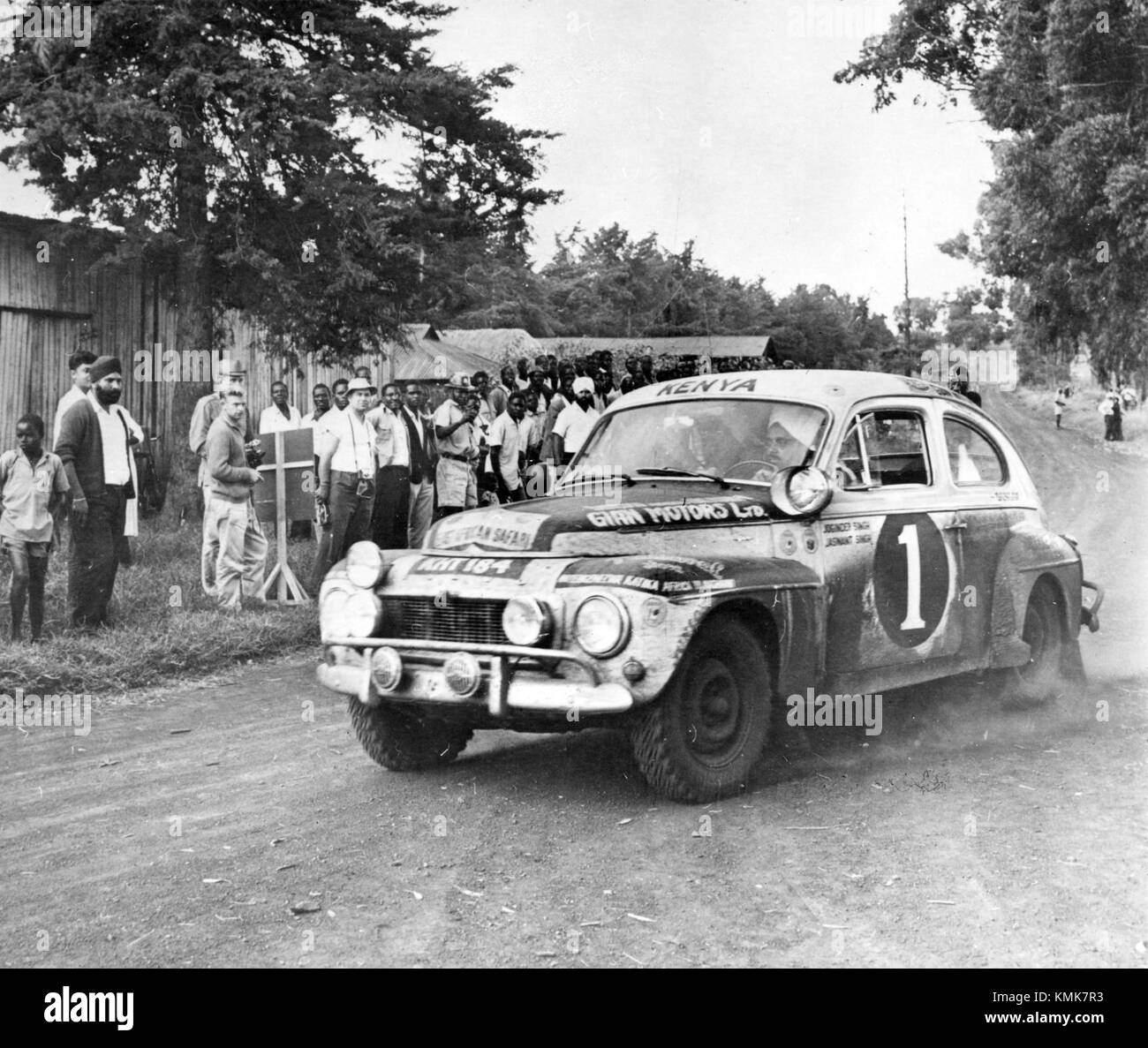 Die Singh-Brüder nahmen 1965 mit ihrem Volvo PV 544 an der Safari Rally Teil. Dieses historische Autorennen demonstrierte sowohl die Fahrkünste des Teams als auch die Zuverlässigkeit des Volvo-Fahrzeugs unter schwierigen Bedingungen. Stockfoto