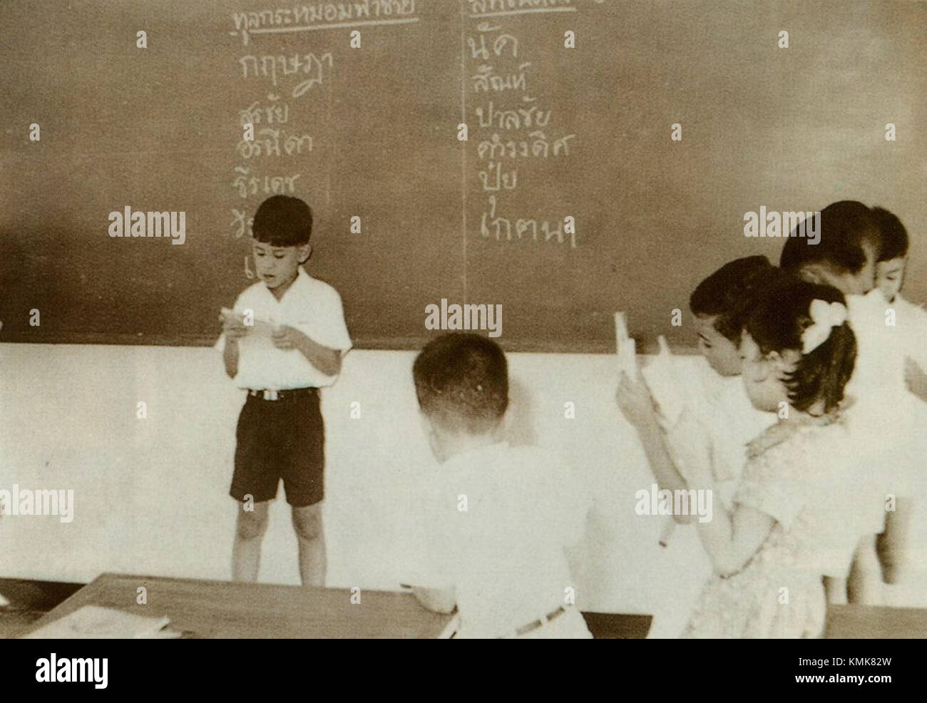 Vajiralongkorn, der König von Thailand, wird in der Chitlada Schule gesehen und nimmt an einer offiziellen Veranstaltung oder Zeremonie Teil. Das Bild spiegelt die familyâ Beteiligung des thailändischen Königs an der nationalen Bildung und dem öffentlichen Auftritt wider. Stockfoto