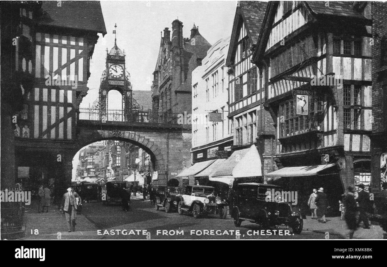 Das Chester East Gate ist ein historisches Bauwerk in Chester, England. Es ist Teil der berühmten römischen Stadtmauer, die bis in die römische Zeit zurückreicht. Das Osttor verfügt über einen mittelalterlichen Turm und ist seit langem ein Symbol für Chesters reiche Geschichte. Stockfoto
