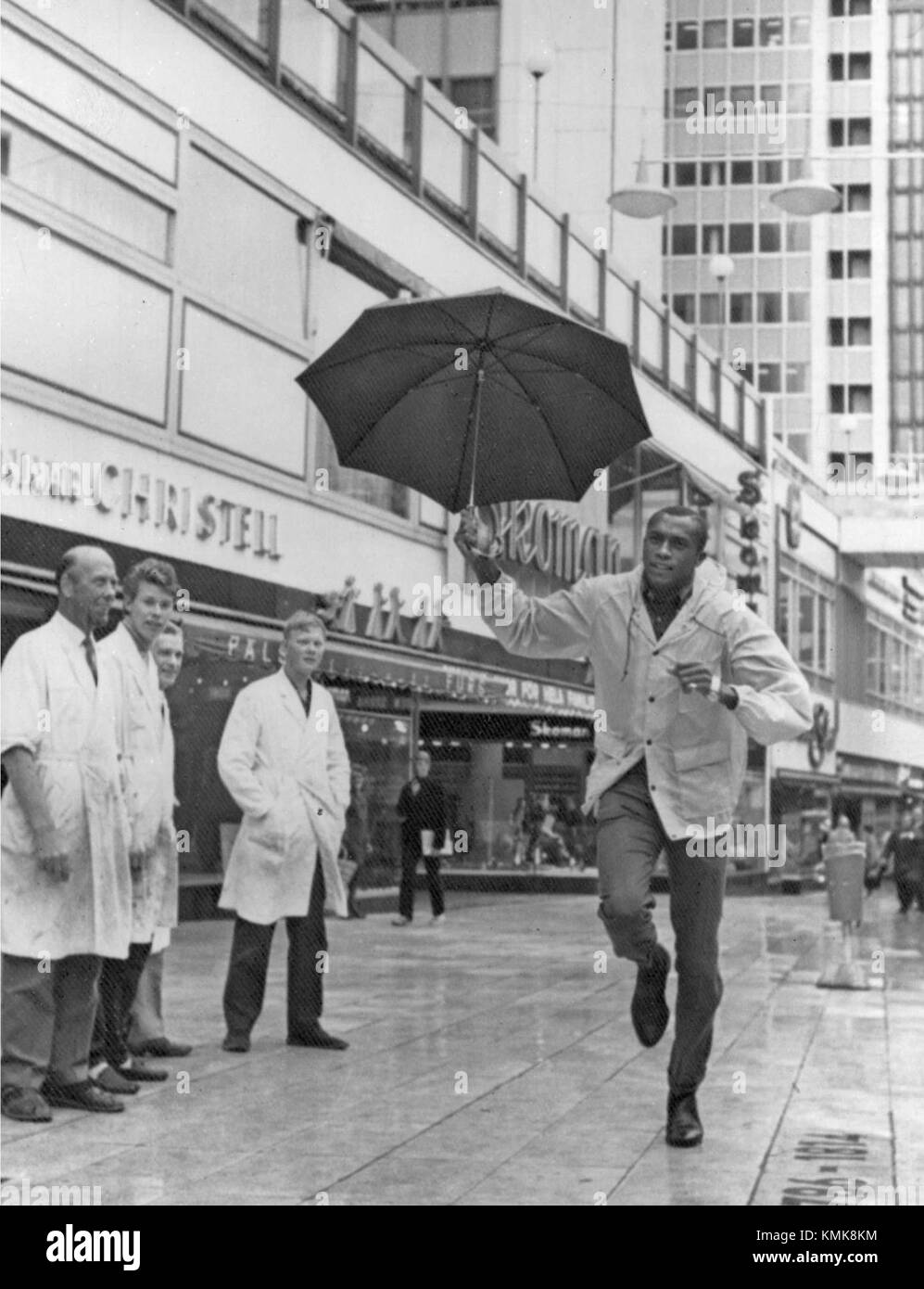 Tommie Smith ist berühmt für seinen legendären Protest während der Olympischen Sommerspiele 1968, bei dem er seine Faust in einem Black Power-Gruß erhob. Diese Aktion wurde zum Symbol der Bürgerrechtsbewegung und der sozialen Gerechtigkeit. Stockfoto