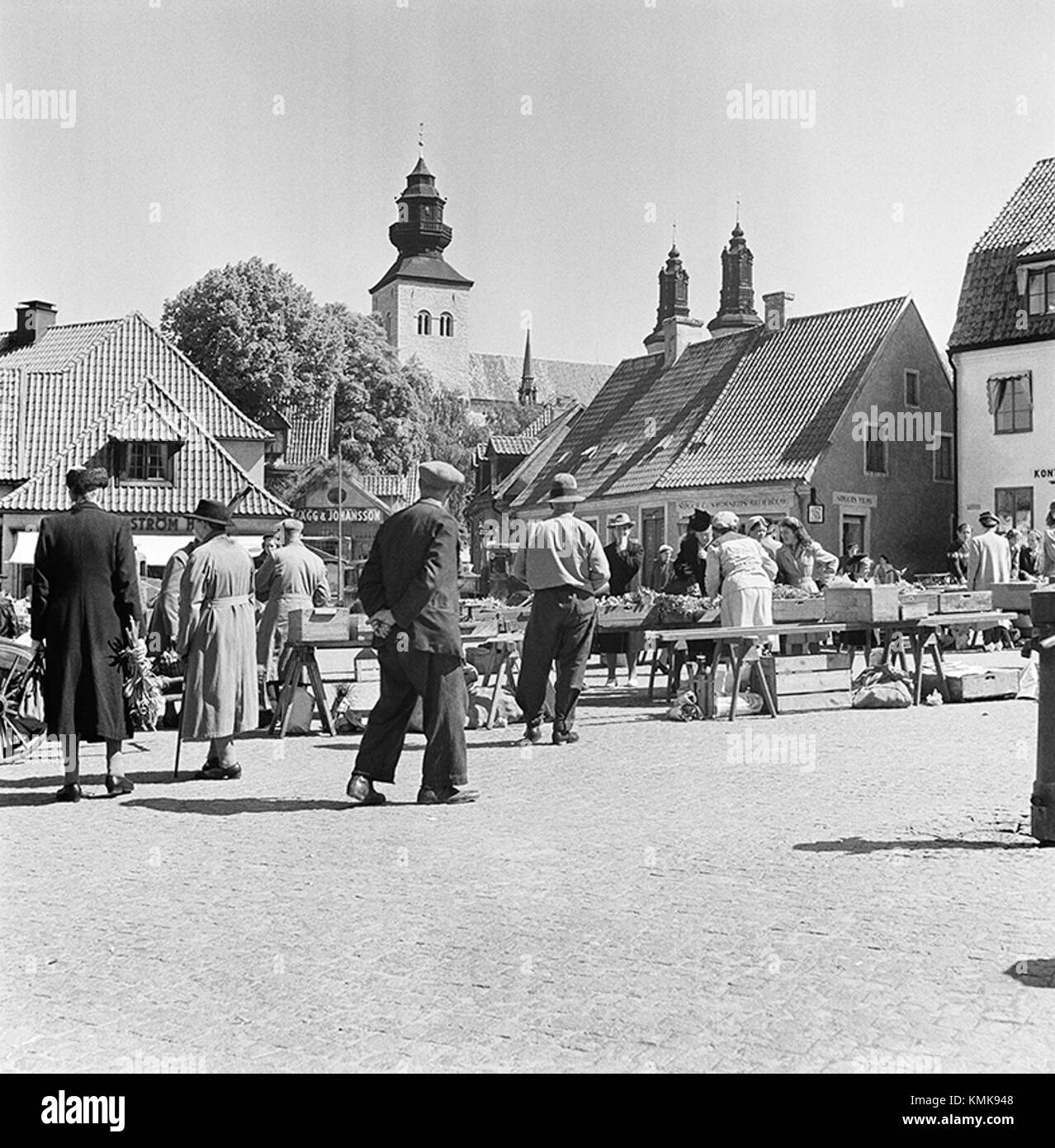Visby, eine historische Stadt in Schweden, die für ihre mittelalterliche Architektur und ihre erhaltenen Stadtmauern bekannt ist, gehört zum UNESCO-Weltkulturerbe. Diese Aussicht zeigt die berühmten Strukturen und den malerischen Hafen. Stockfoto