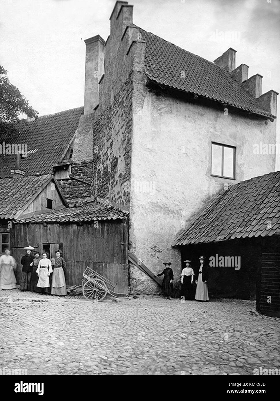 Visby, eine mittelalterliche Stadt auf der schwedischen Insel Gotland, ist berühmt für ihre gut erhaltene mittelalterliche Architektur, einschließlich Stadtmauern und Kopfsteinpflasterstraßen, die Schwedens historische Vergangenheit widerspiegeln. Stockfoto