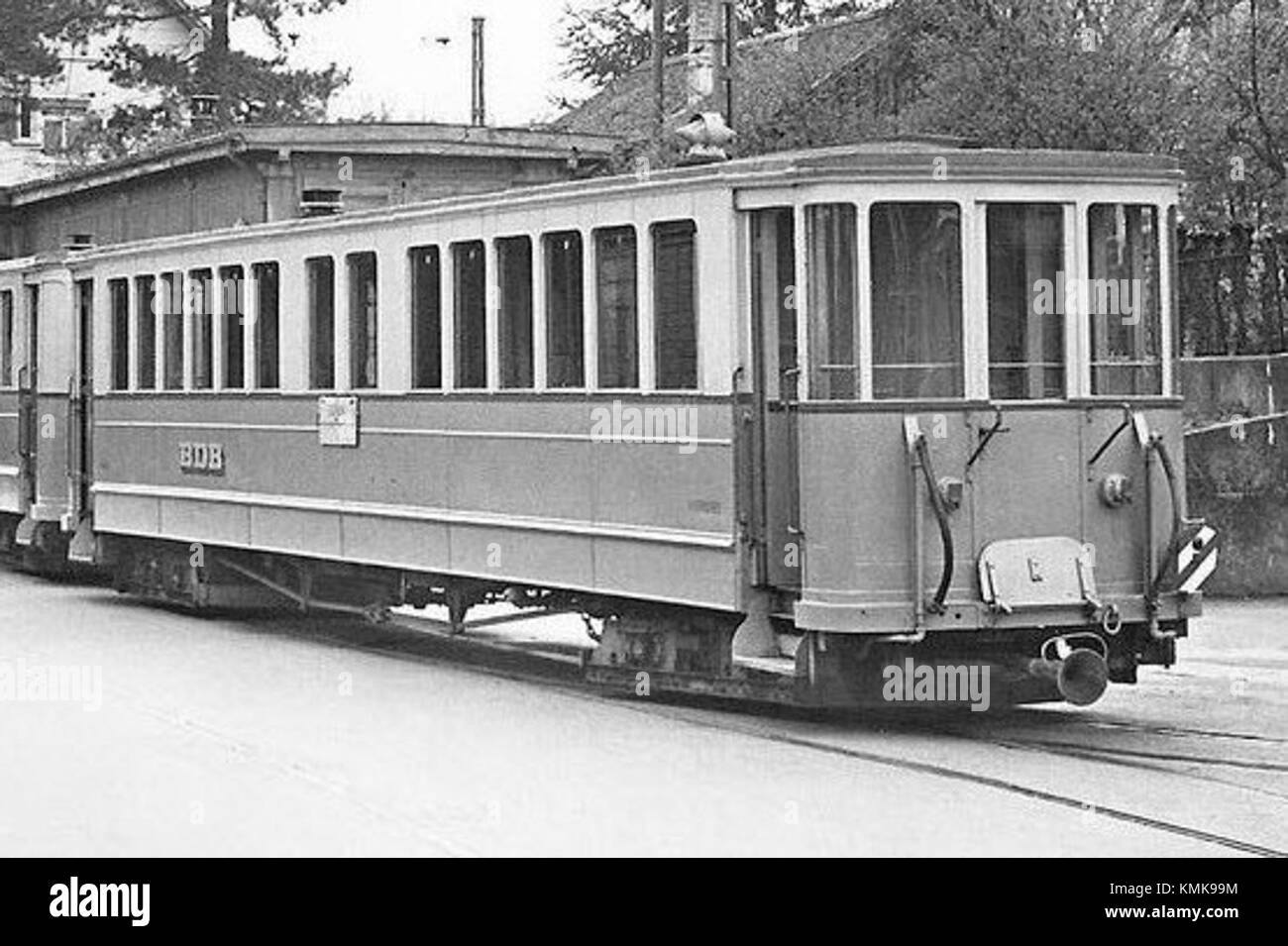 Diese Abbildung zeigt die beiden im deutschen Eisenbahnnetz eingesetzten Zugmodelle BDB C31 und C32. Die Modelle repräsentieren verschiedene Konfigurationen und Designaspekte, die beim Transport von Gütern und Passagieren verwendet werden. Diese Züge waren für die Entwicklung moderner Eisenbahnsysteme von wesentlicher Bedeutung und trugen zur Effizienz und Zuverlässigkeit der deutschen Verkehrsinfrastruktur bei. Stockfoto