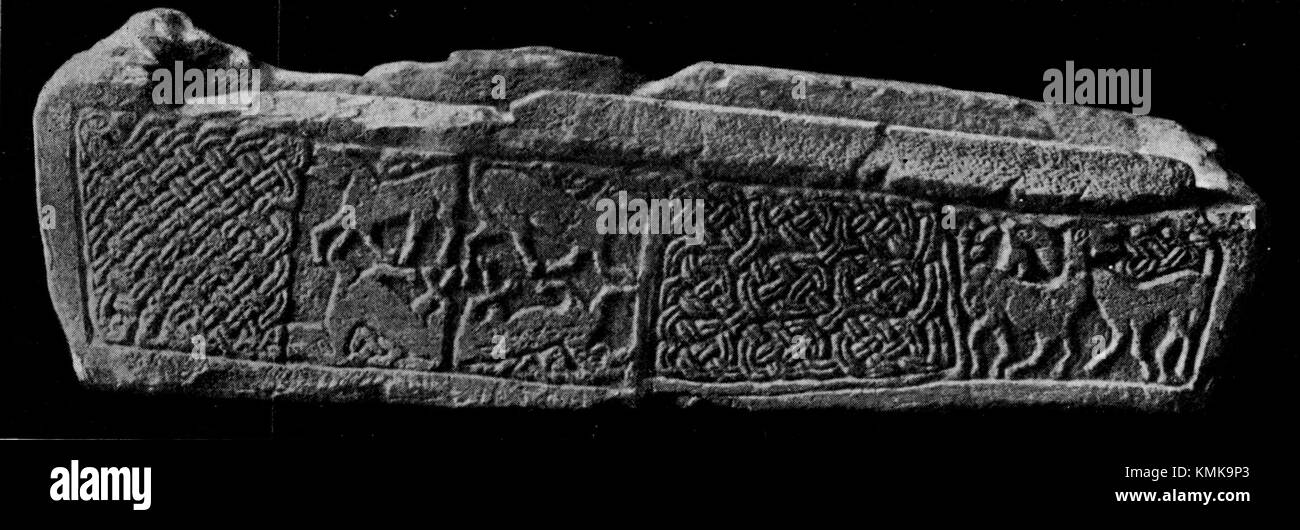 Der Govan-Sarkophag ist ein historischer Steinsarg aus Govan, Schottland, aus dem 9. Jahrhundert. Es ist bekannt für seine komplizierten Schnitzereien und seine Bedeutung in der frühchristlichen schottischen Geschichte. Stockfoto