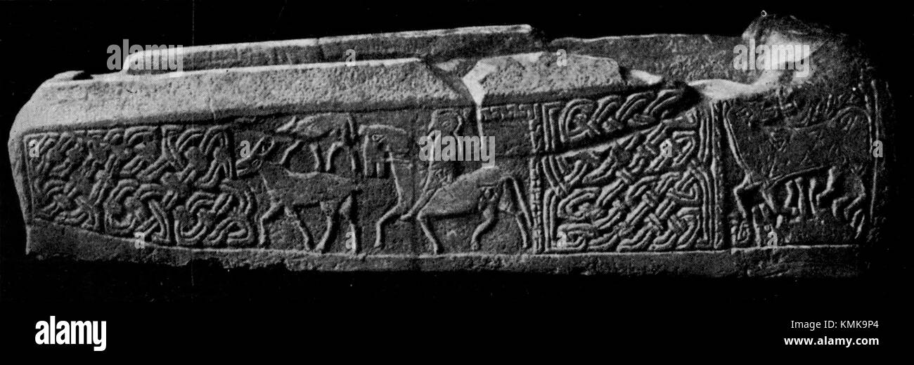 Schwarz-weiß-Foto des Govan-Sarkophags, eines bedeutenden frühmittelalterlichen Steinsargs in Glasgow, Schottland. Das Bild hebt die komplizierten Schnitzereien und die historische Bedeutung des Artefakts hervor. Stockfoto