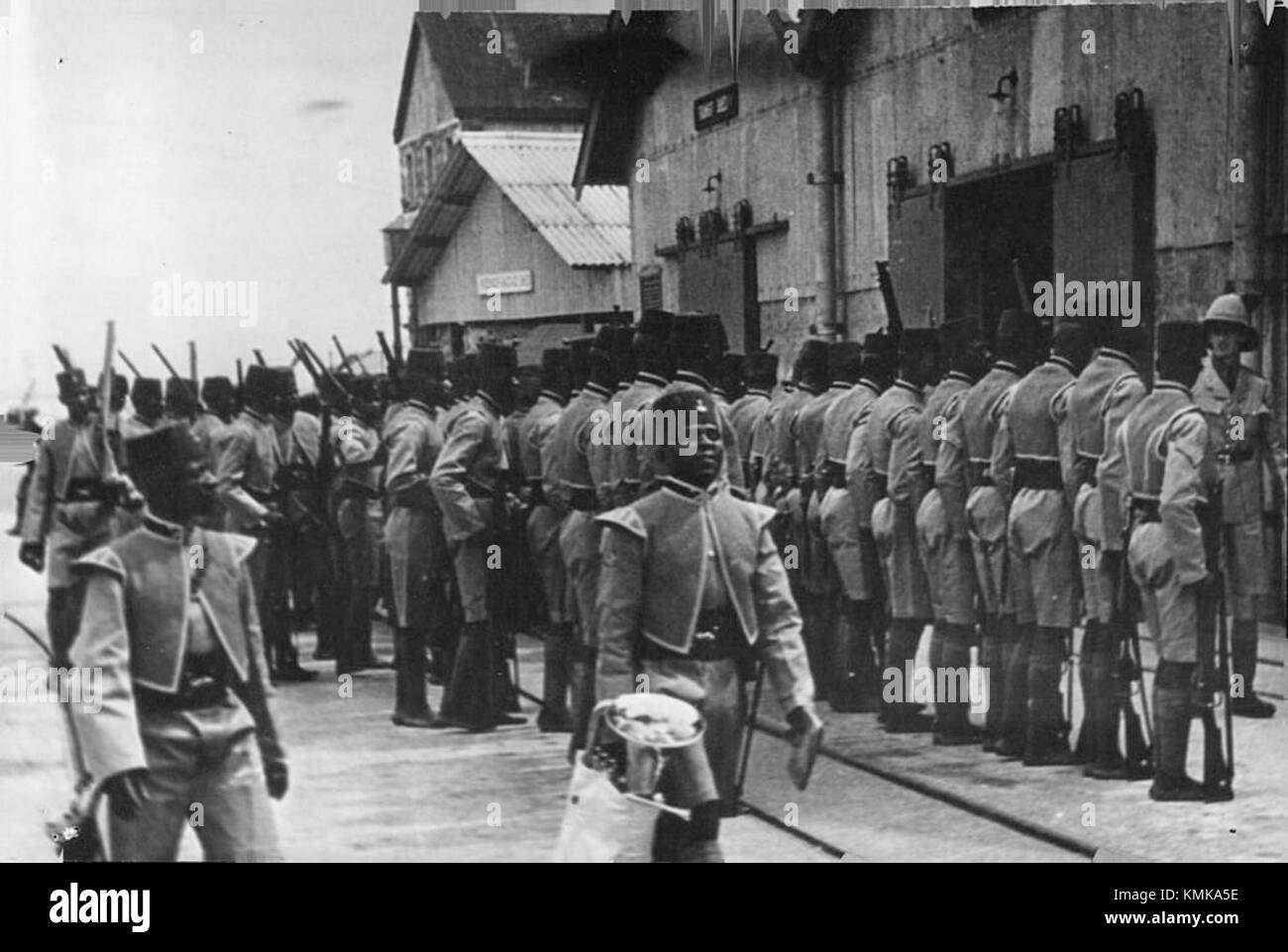 Ein Foto des Sierra Leone Regiments, das sich auf eine Parade im Jahr 1939 vorbereitete und die militärischen Traditionen und die Rolle des Regiments während dieser Zeit veranschaulicht. Stockfoto