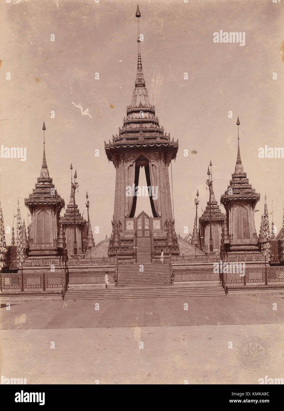 Das Königliche Krematorium von König Chulalongkorn ist ein ikonisches Gebäude in Thailand, das zu Ehren des verstorbenen Königs erbaut wurde. Es ist ein großartiges Beispiel für thailändisches architektonisches und kulturelles Erbe, mit komplizierten Entwürfen und symbolischen Darstellungen, die mit dem Leben und Erbe des Königs zusammenhängen. Das Krematorium wurde während seiner königlichen Beerdigungsprozession 1910 genutzt und ist seither ein Symbol für Respekt und Ehrfurcht vor dem König geworden. Stockfoto