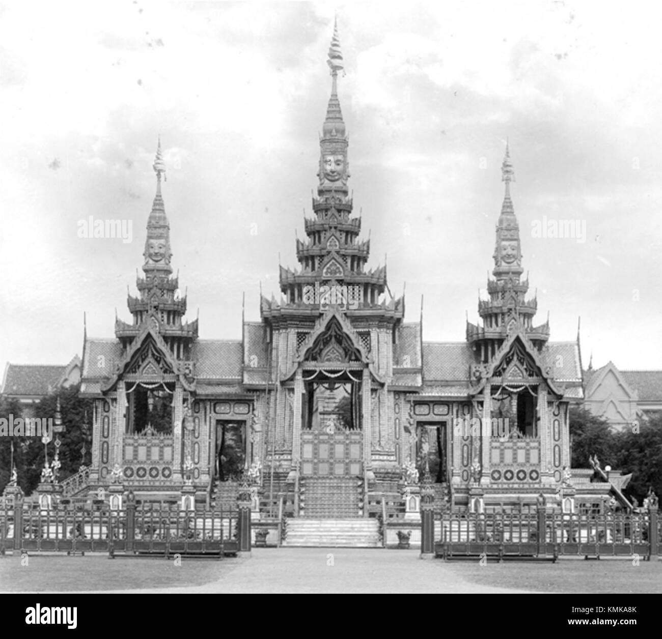 Das Königliche Krematorium der Königin Saovabha Phongsri ist ein bemerkenswertes Gebäude in Bangkok, Thailand. Es wurde zu Ehren der verstorbenen Königin erbaut und spiegelt die thailändische königliche Architektur wider und kombiniert traditionelle Stile mit komplizierten Details. Dieses Gebäude ist ein Symbol der Ehrfurcht und dient als historisches und kulturelles Wahrzeichen in Thailand. Stockfoto