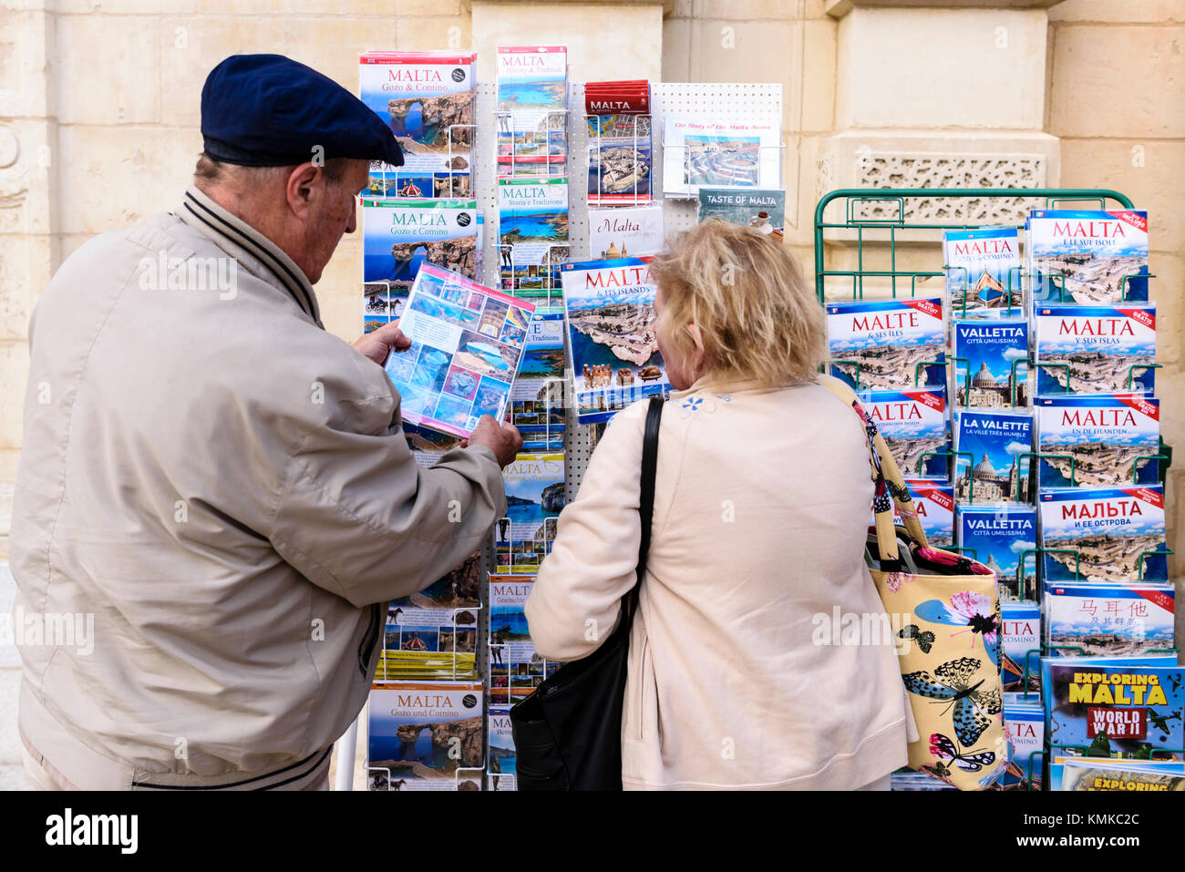 Britisches Englisch Touristen Blick auf Führer Bücher für den Verkauf außerhalb ein Shop in Valletta, Malta Stockfoto