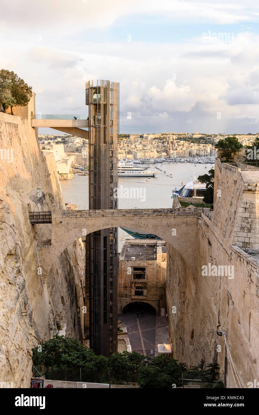 Barakka Barrakka Aufzug, einen modernen Aufzug der mittelalterlichen Architektur in Valletta, Malta gebaut Stockfoto