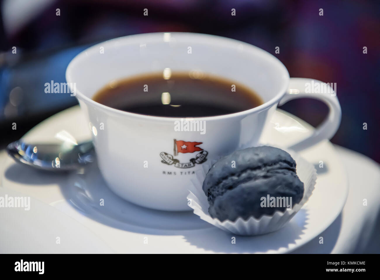 Kaffee serviert in einem bone china Becher mit der White Star Line logo, zusammen mit RMS Titanic im Titanic Belfast. Stockfoto