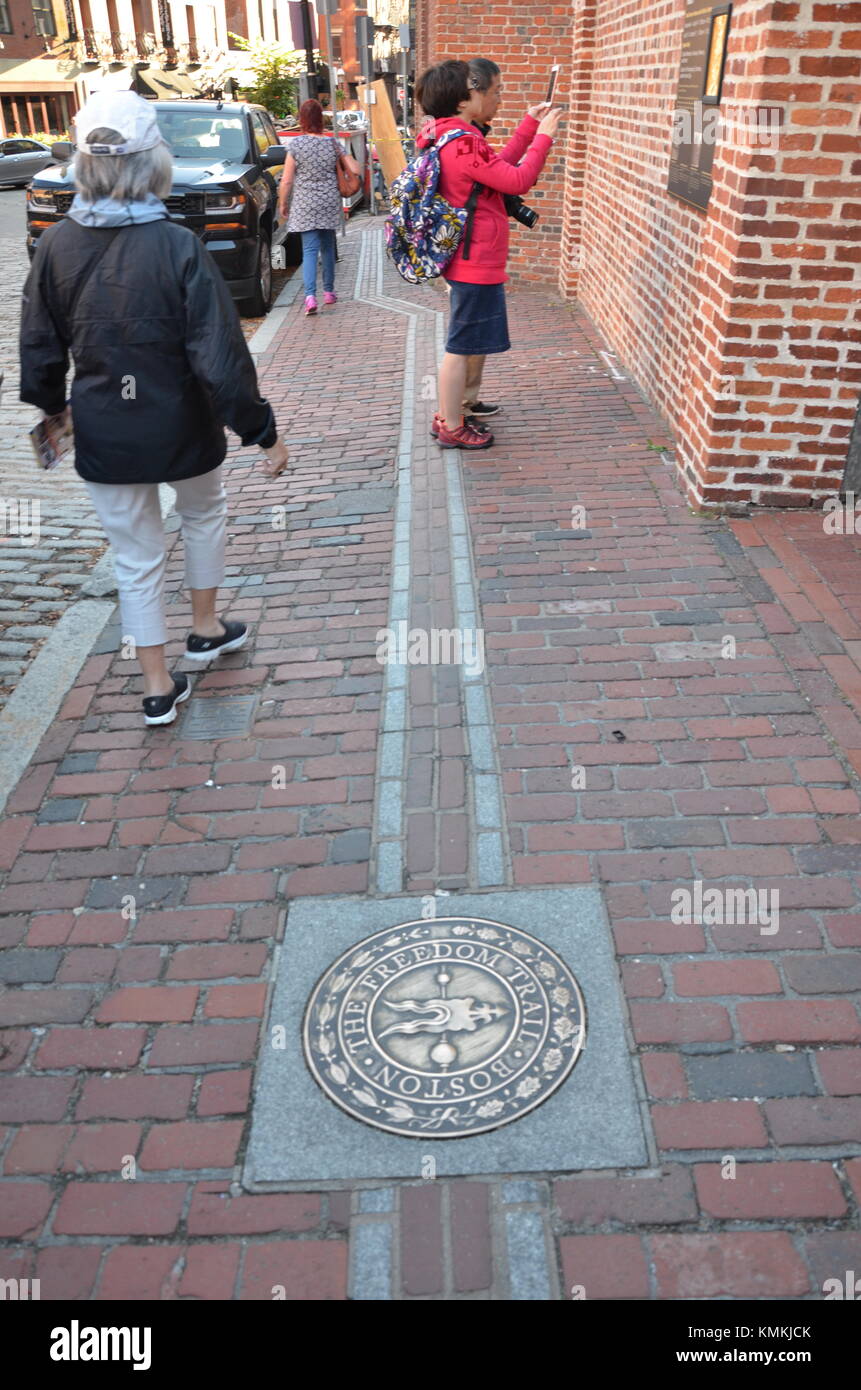 Bürgersteig Markierung entlang der Freedom Trail, Boston, Massachusetts, USA Stockfoto
