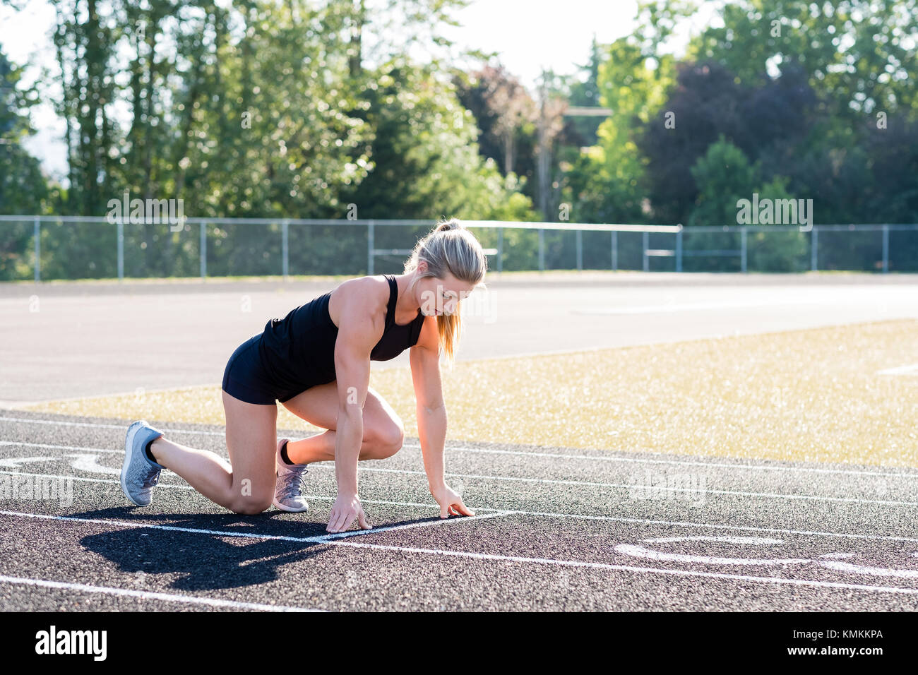 Junge weibliche Athleten arbeiten auf der Strecke Stockfoto