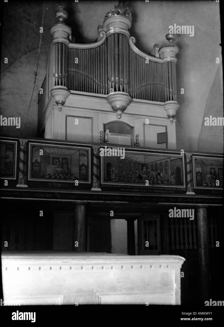 Stenkyrka kyrka in Schweden ist eine mittelalterliche Kirche, die für ihren architektonischen Stil und ihre erhaltene Struktur bekannt ist. Die aus Stein erbaute Kirche ist eine wichtige historische und religiöse Stätte. In KMB 16000200027052 dokumentiert, werden die Erhaltung und Bedeutung der Kirche für das schwedische Erbe hervorgehoben, was ihre Rolle als wichtiger Ort für Gottesdienst und Gemeinschaft in der Region widerspiegelt. Stockfoto