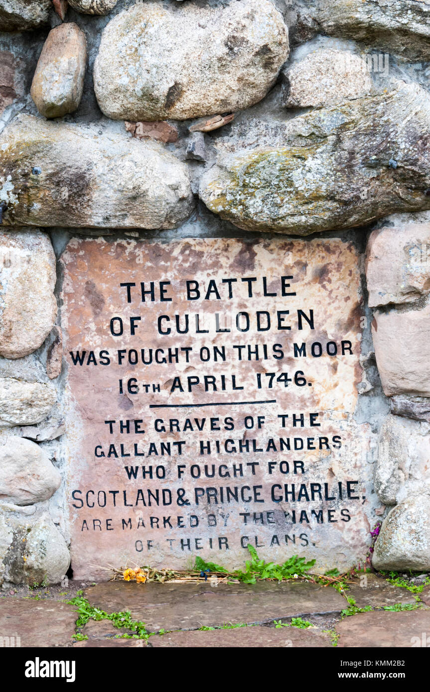 Plakette auf memorial Cairn errichtet auf dem Schlachtfeld von Culloden 1881. Stockfoto