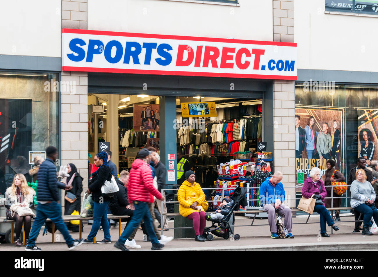 Ein Zweig der Sport direkt oder sportsdirect.com Shop für Sportbekleidung in Bromley High Street. Stockfoto