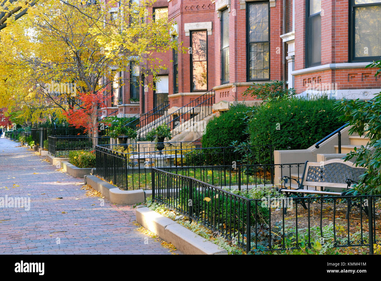 Aus rotem Backstein und Falllaub in schönen Back Bay, Boston. viktorianische Architektur, Herbst Straßenbild. Stockfoto