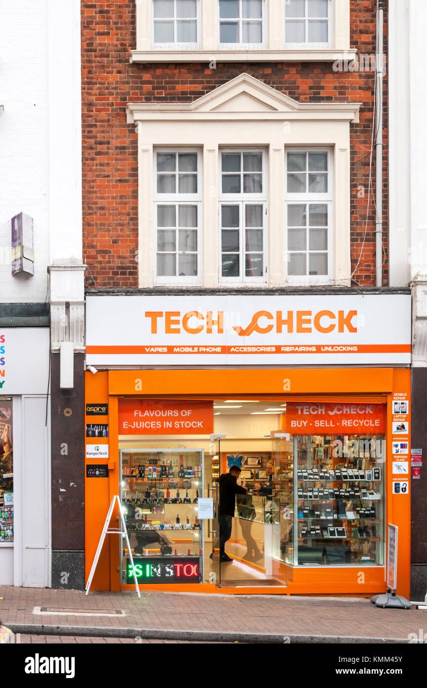 Räumlichkeiten der Tech Check, Handy und vape Shop in Bromley High Street. Stockfoto