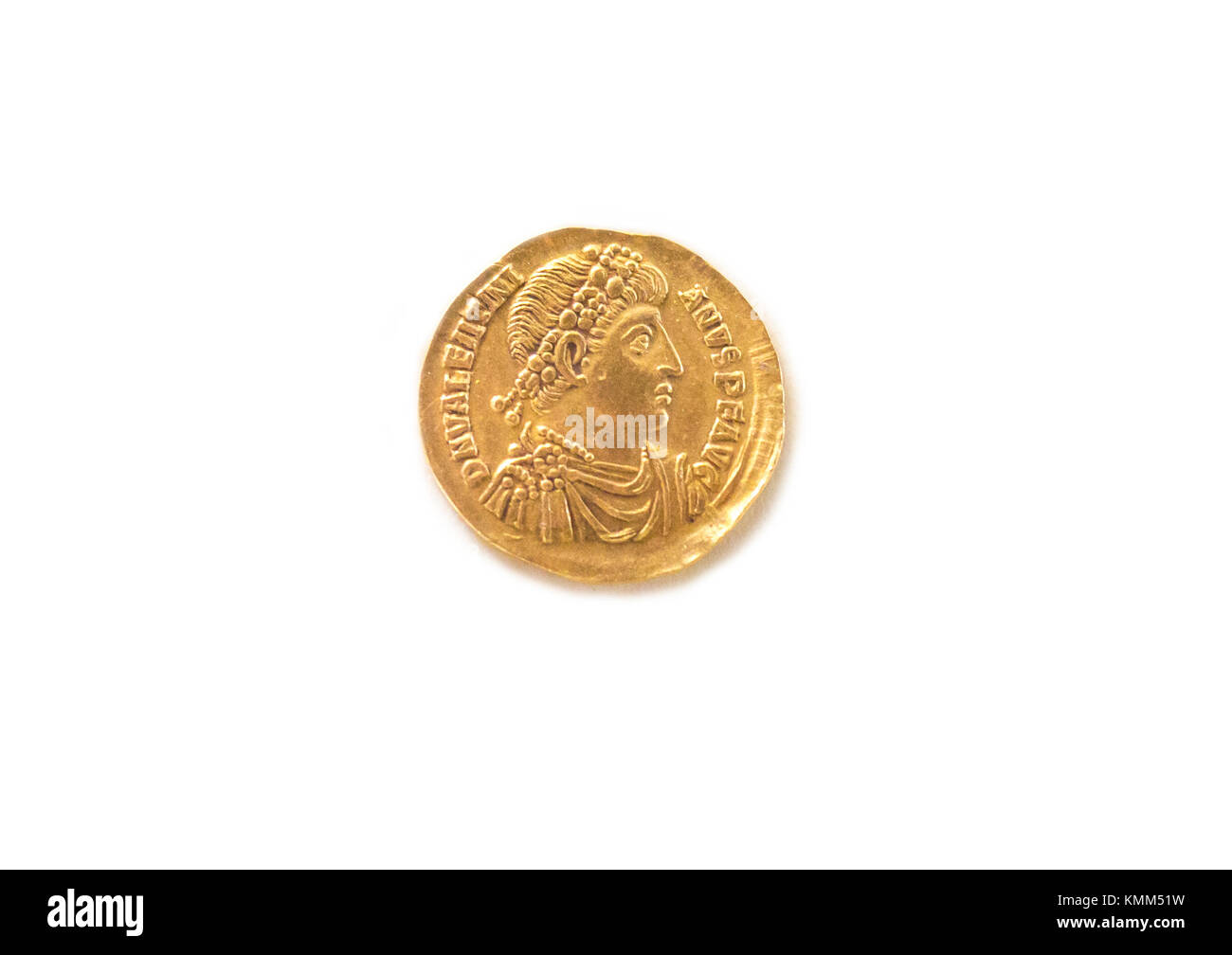 Valentinian Golden solide Münze. Jahr 375 A.C. Auf weissem Hintergrund Stockfoto