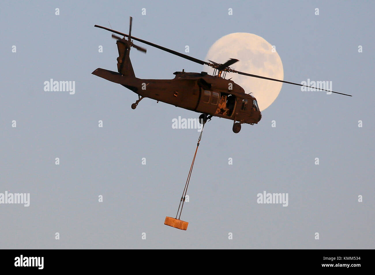 Ein US National Guard UH-60 Black Hawk Hubschrauber über die gemeinsame Basis mcguire - Dix fliegt - lakehurst während Schlinge Last training Dezember 1, 2017 in der Nähe von Trenton, New Jersey. (Foto von Matt hecht über planetpix) Stockfoto