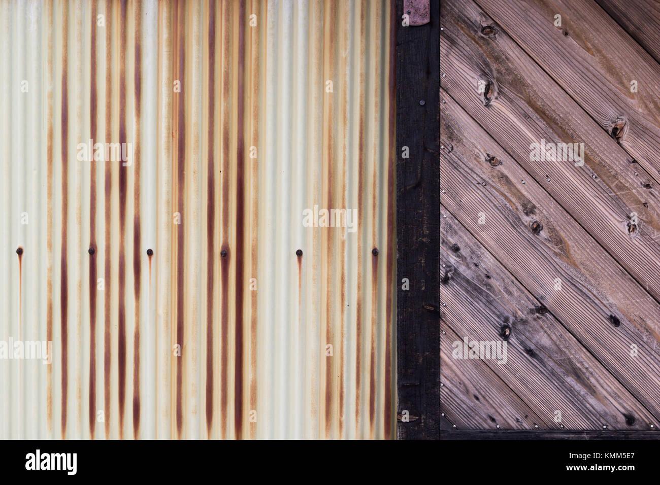 An der Wand eines alten Hauses, rostige Wellblech und Holz Stockfoto