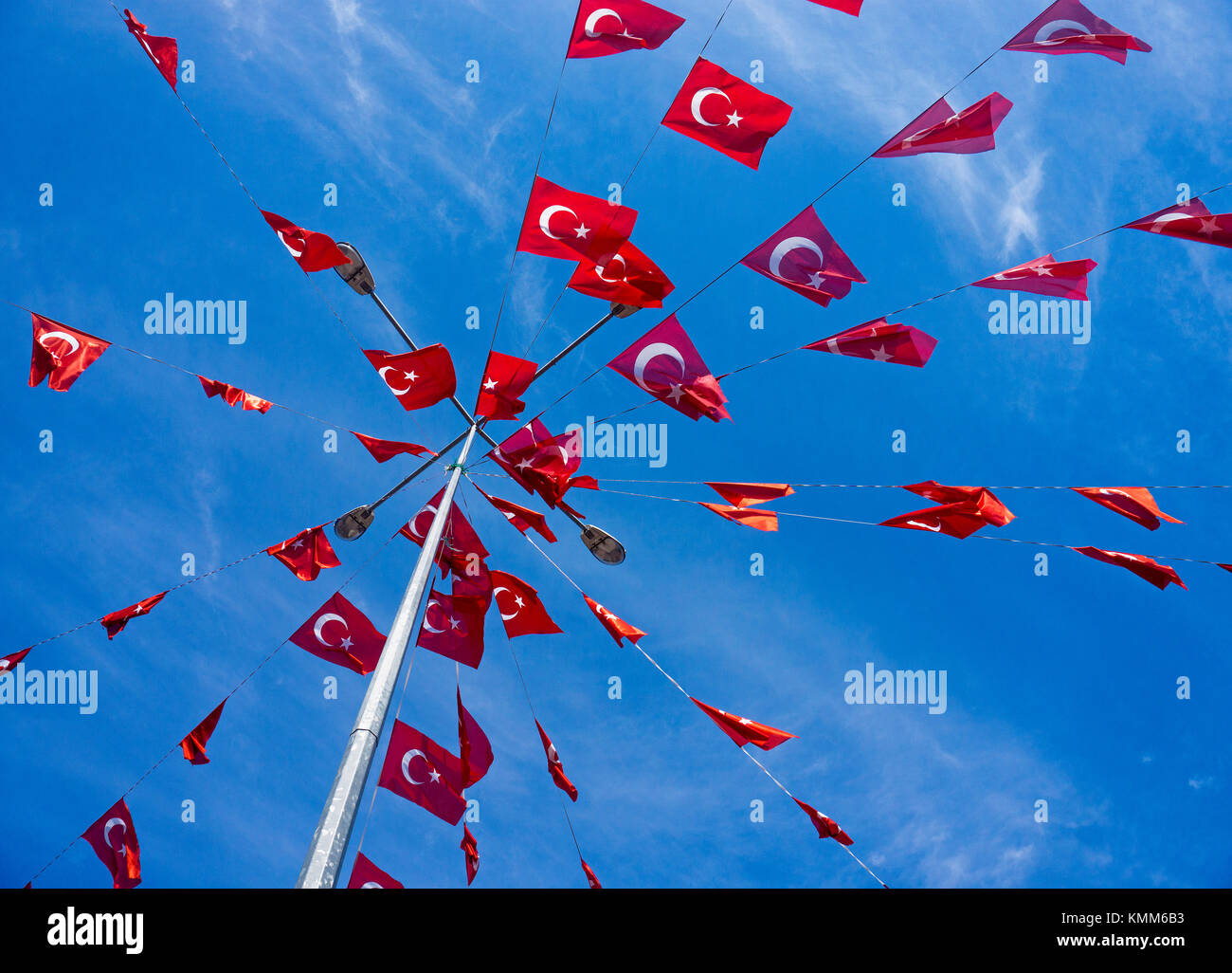 Mast mit kleine türkische Nationale Fahnen gegen den blauen Himmel, Kaleici, der Altstadt von Antalya, Türkische Riviera, Türkei Stockfoto
