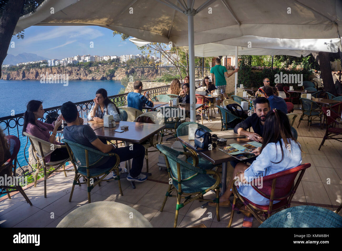 Idyllisches Restaurant mit Meerblick in Kaleici, der Altstadt von Antalya, Türkische Riviera, Türkei Stockfoto