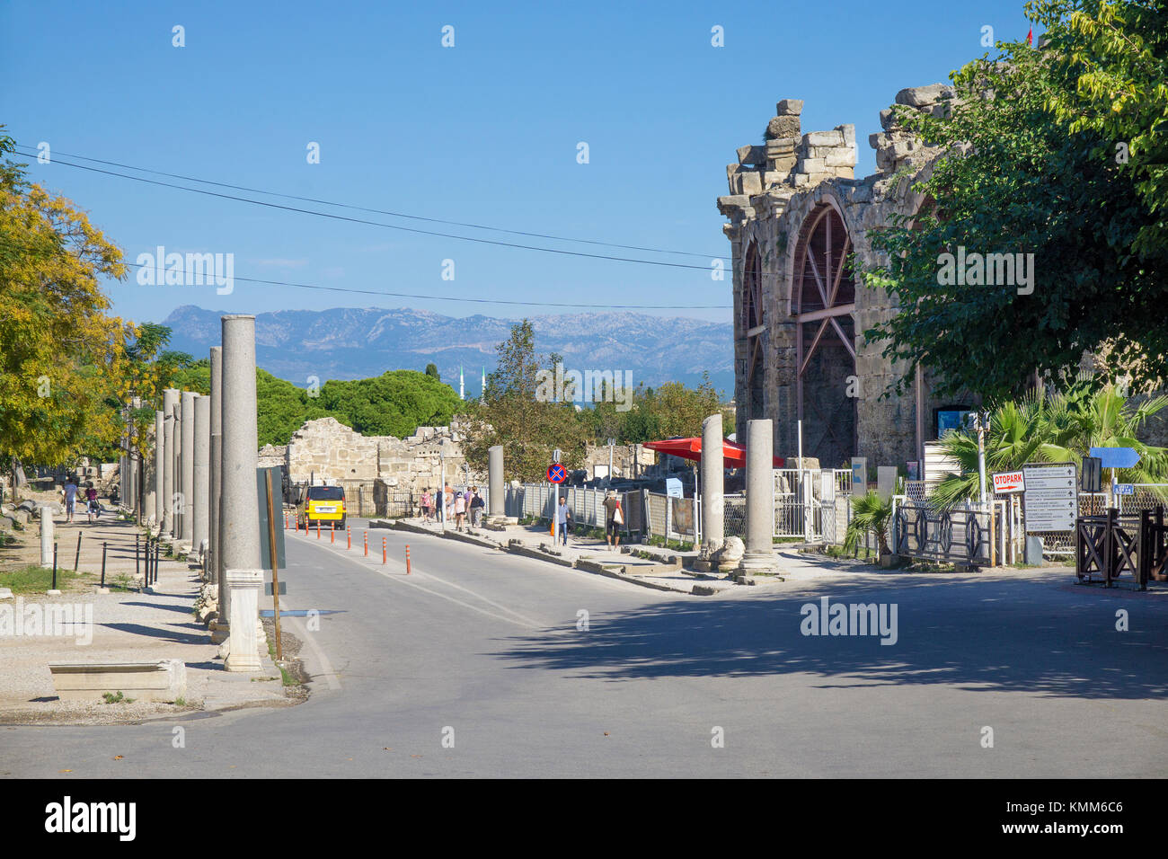 Säule Street und Amphitheater, Reste der alten Seite, Manavgat, Türkische Riviera, Türkei Stockfoto