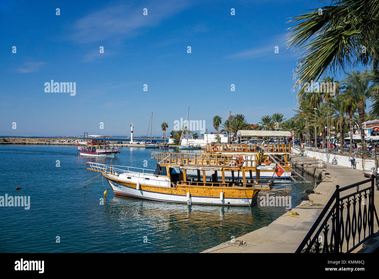 Ausflugsboote im Hafen von Side, Türkische Riviera, Türkei Stockfoto