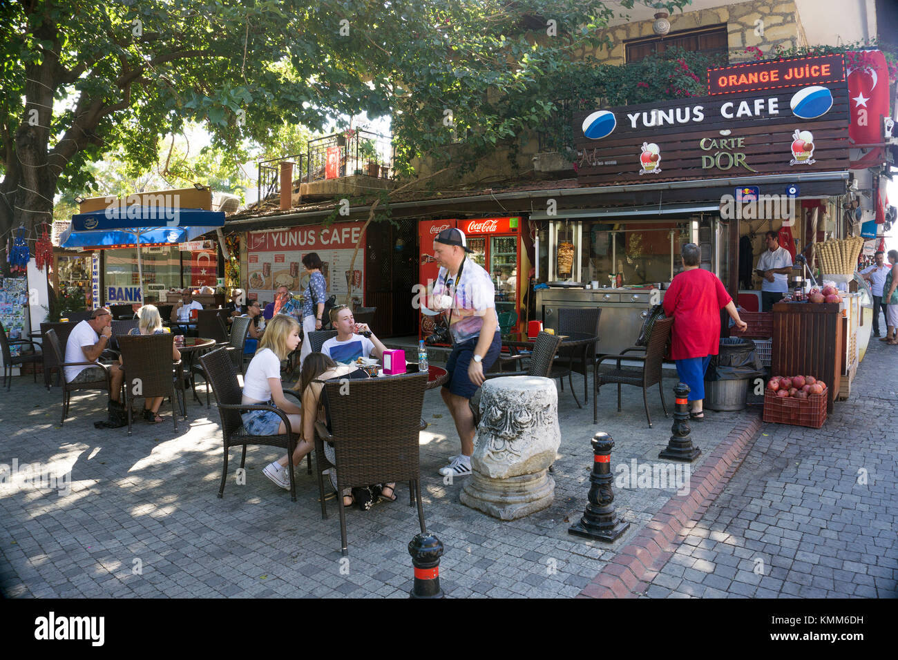 Basar, Coffee Shops und Souvenirläden in der Altstadt von Side, Türkische Riviera, Türkei Stockfoto