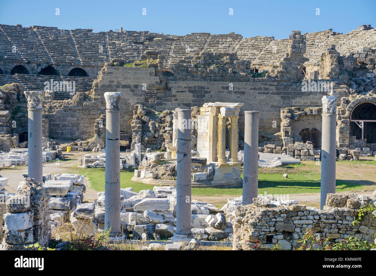 Tempel der Tyche und Amphitheater, Reste der alten Seite, Manavgat, Türkische Riviera, Türkei Stockfoto