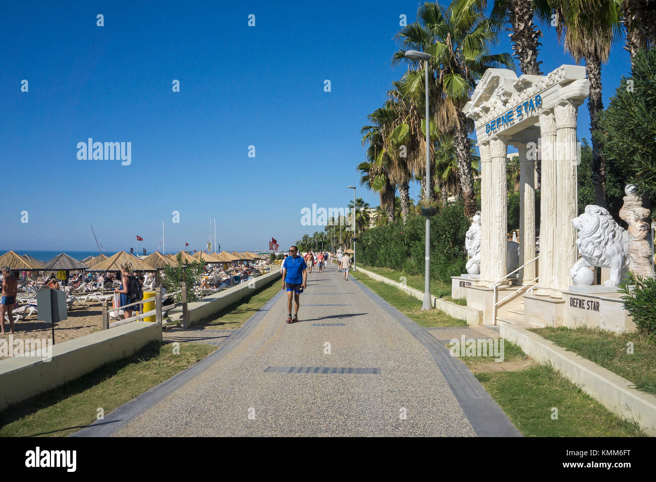 Die Promenade und den Strand von Side, Provinz Antalya, Türkische Riviera, Türkei Stockfoto