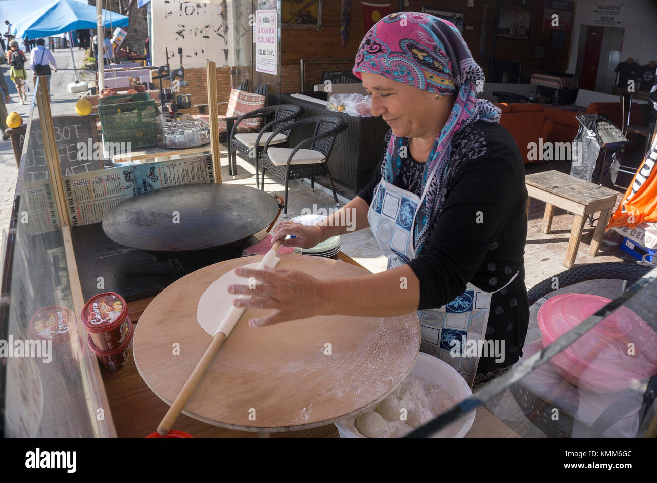 Türkische Frau bereitet Pide (Fladenbrot) in der Altstadt von Side, Türkische Riviera, Türkei Stockfoto