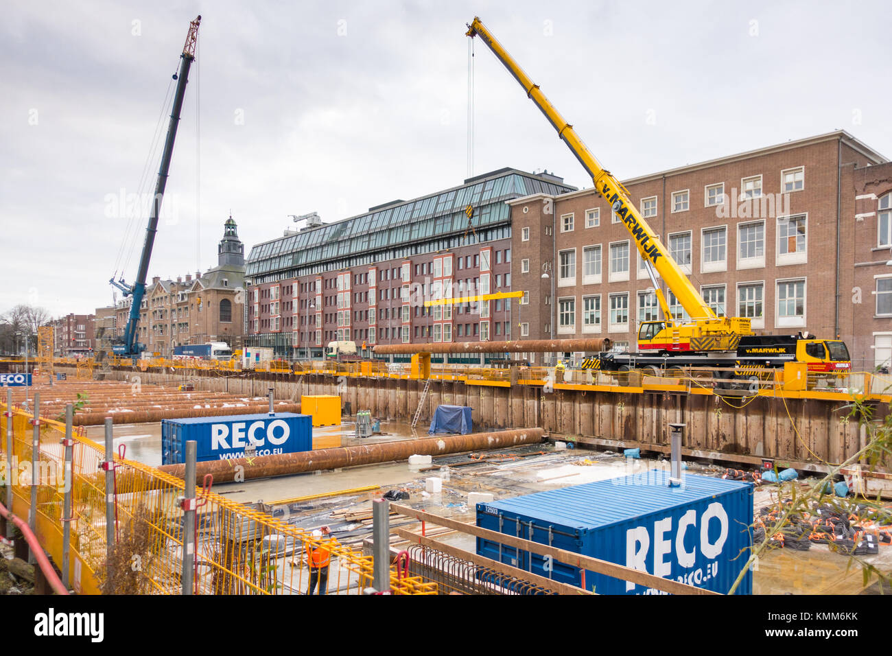 Amsterdam, Niederlande, 6. Dezember 2017. Bau der Nord-Süd-U-Bahn Linie auf der durchlässigen Kanal' Boerenwetering' Stockfoto