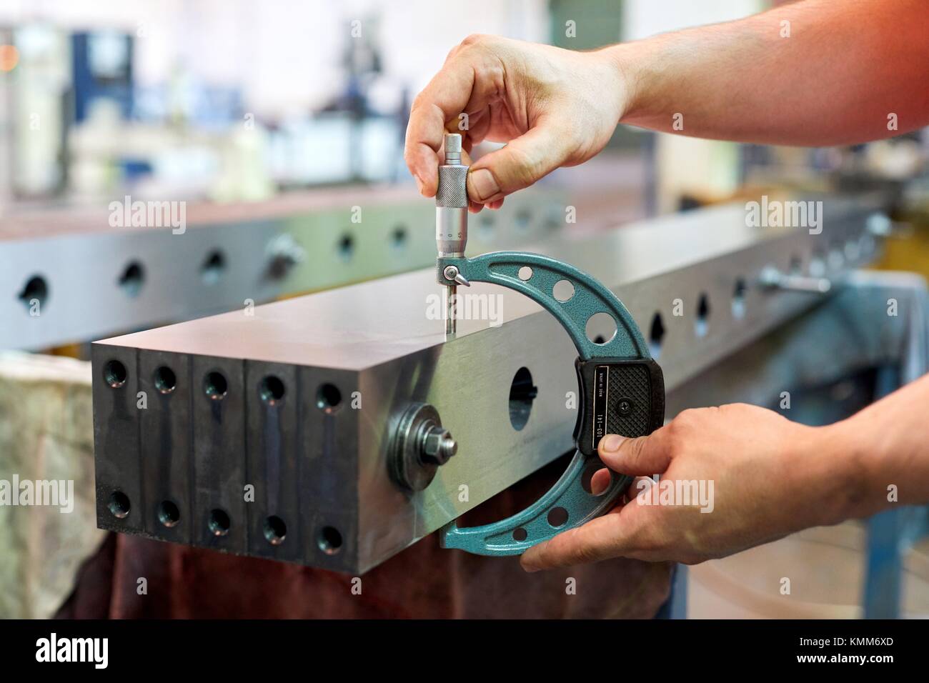 Qualitätskontrolle Techniker, Kontrolle der Messung mit einem Mikrometer, mechanische Industrie, Gipuzkoa, Baskenland, Spanien, Europa Stockfoto