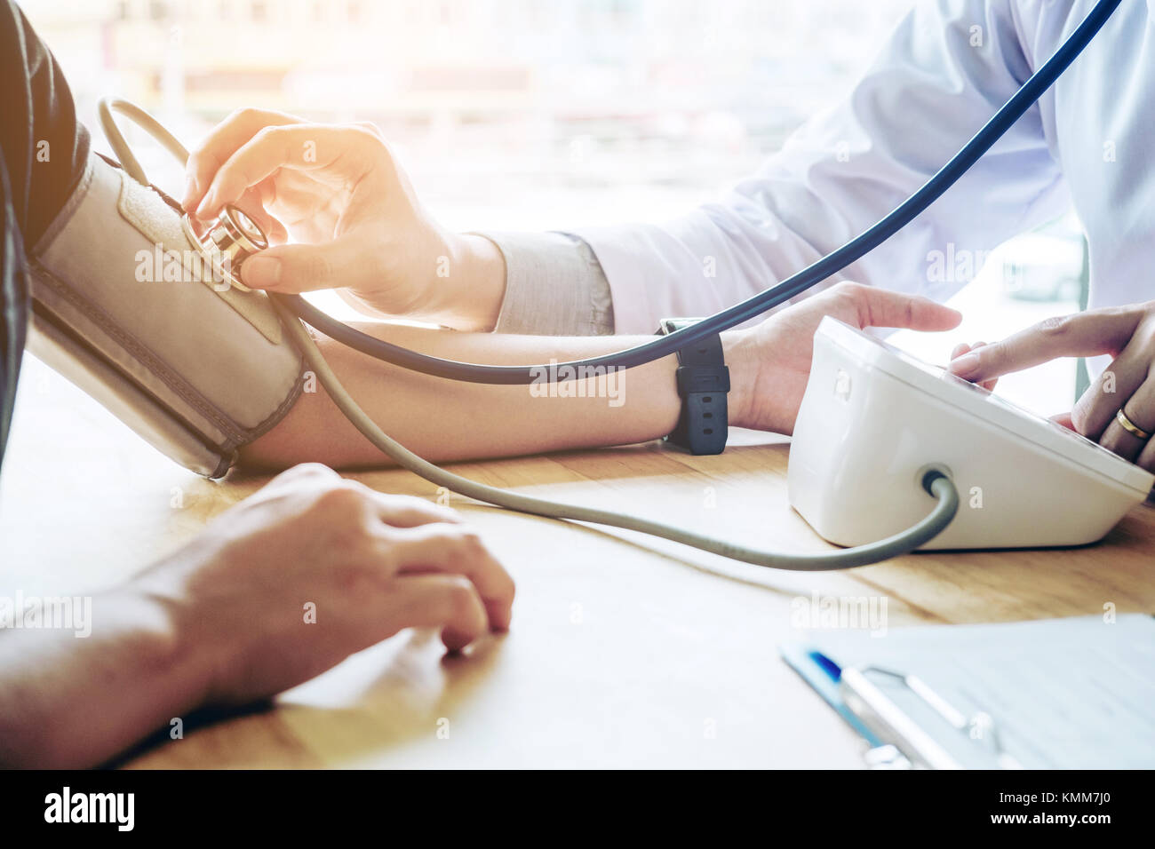 Arzt Messung des arteriellen Blutdruck Frau am Arm des Patienten medizinische Versorgung im Krankenhaus Stockfoto