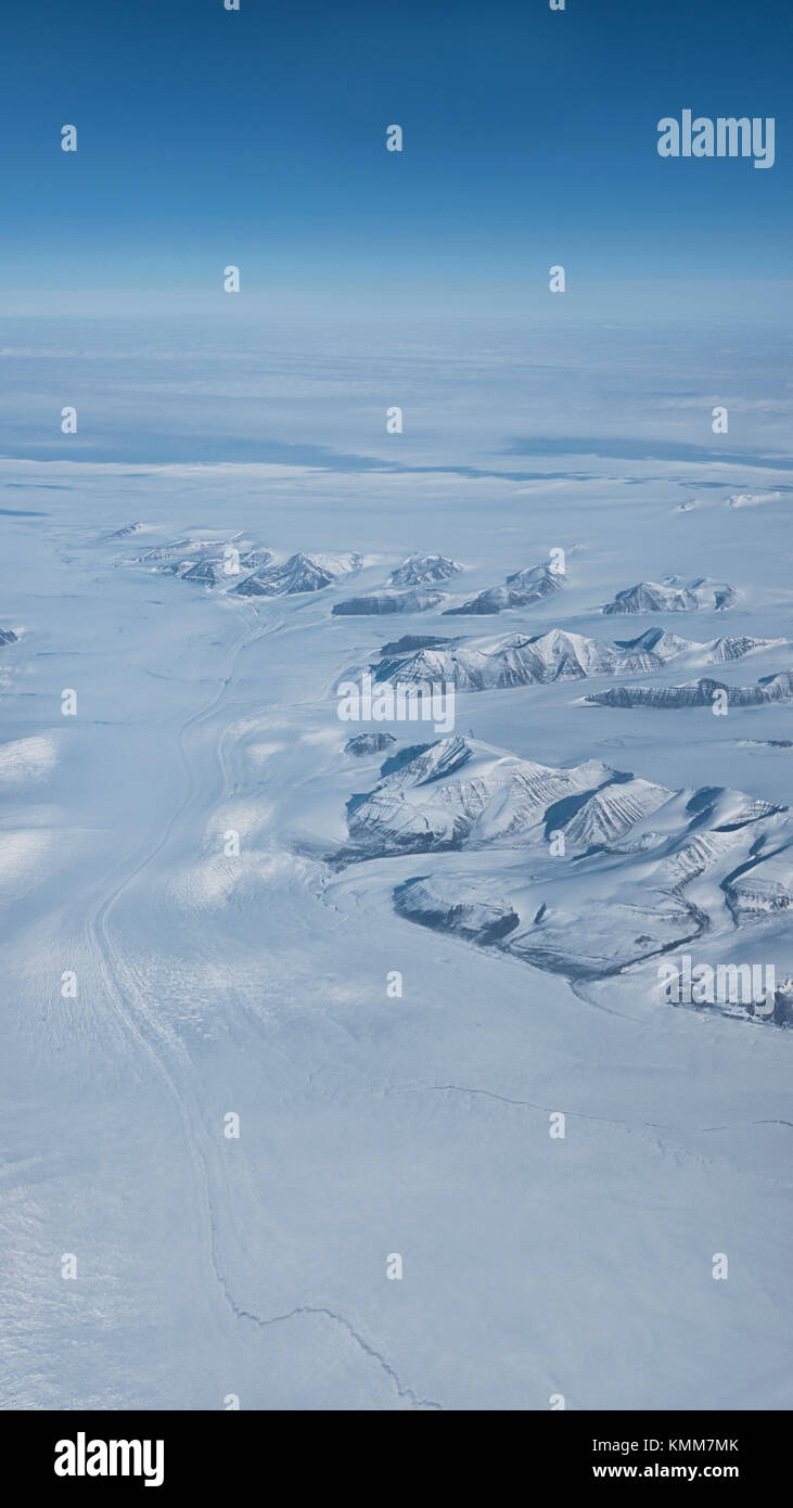 Luftaufnahme von entfernten verlassenen gefrorenen Oberfläche mit Bergen und Gletschern im Süden der grönländischen Küste Stockfoto