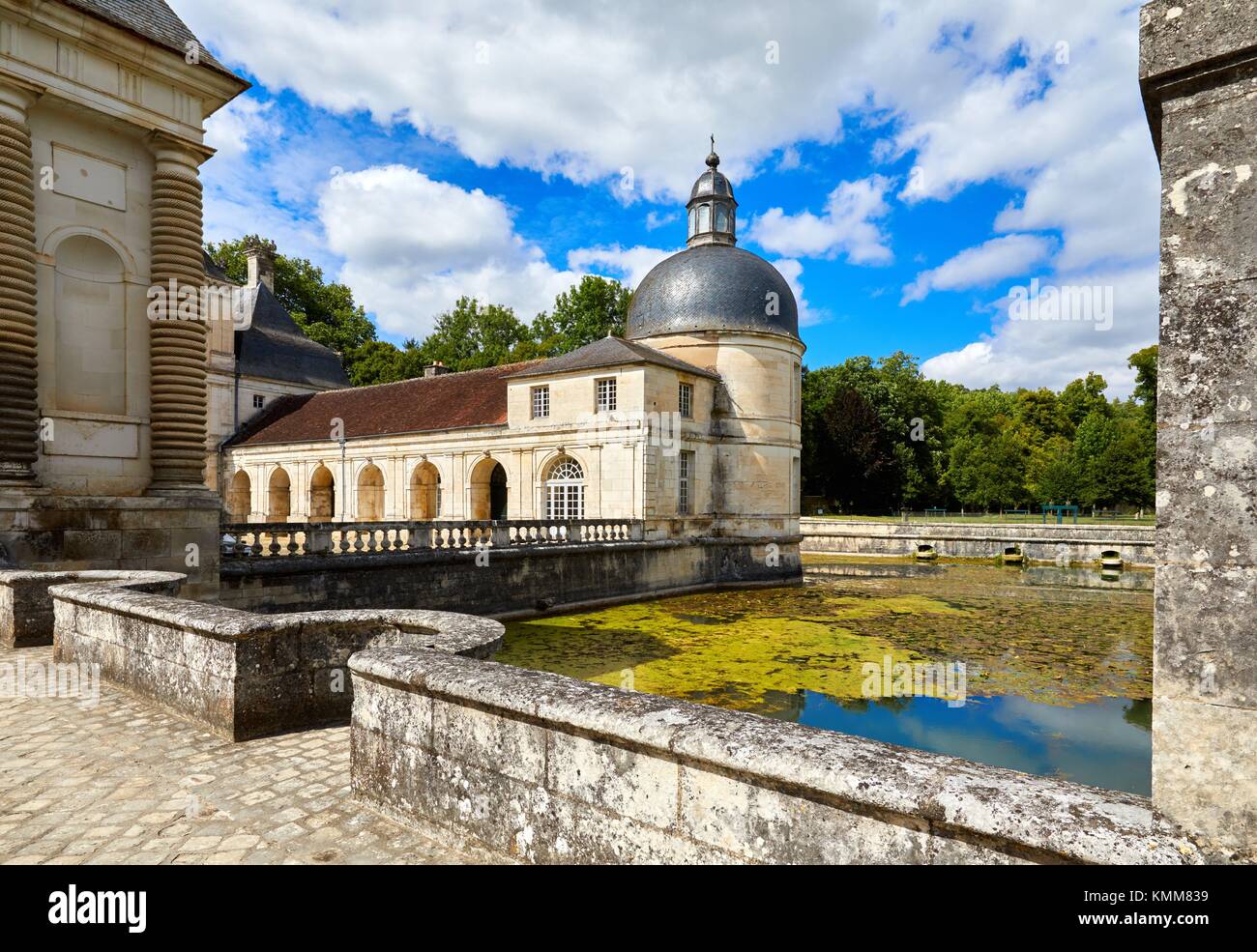 Château de tanlay Fotos und Bildmaterial in hoher Auflösung Alamy