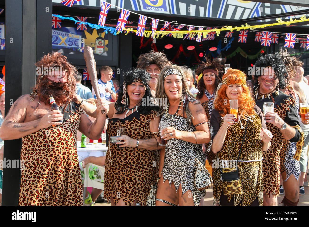 Benidorm neue Stadt Britische fancy dress Tag Gruppe von Menschen als höhlenmenschen und Frauen angezogen Stockfoto