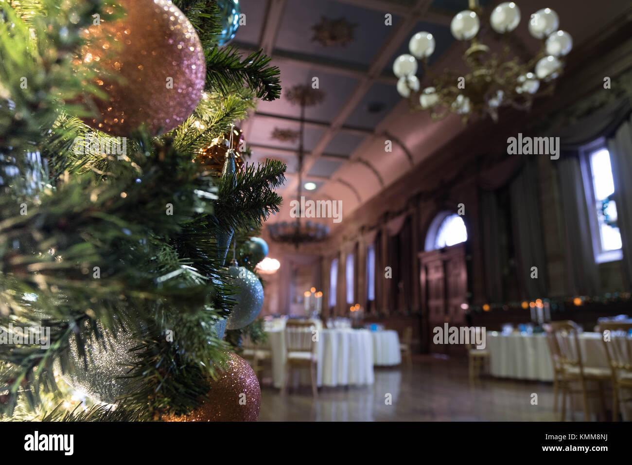 Weihnachtsschmuck in einem englischen Landhaus Stockfoto