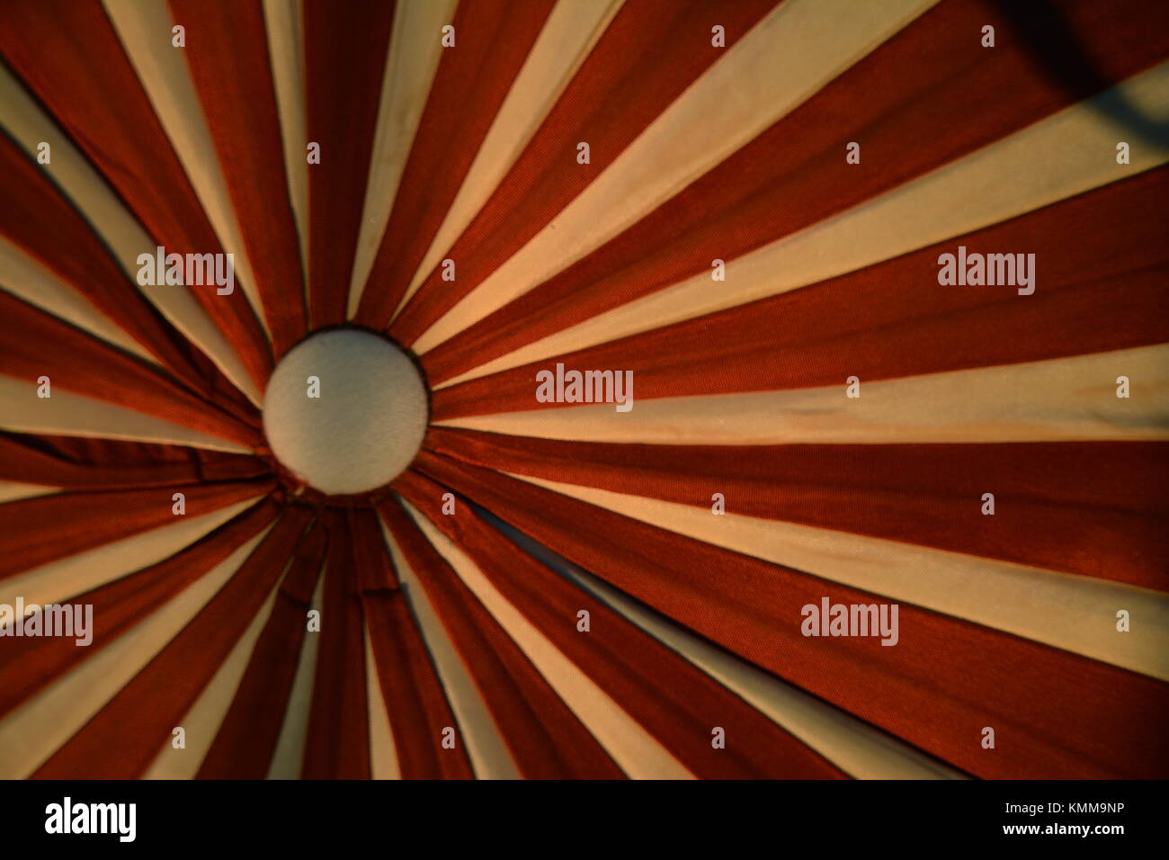 Rot und Creme Streifen konvergieren auf den weissen Kreis. Stockfoto
