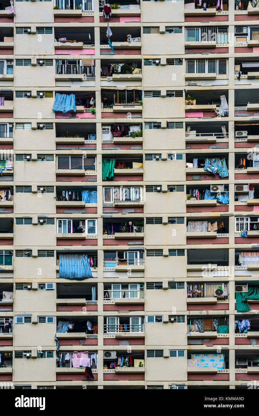 Hochhaus Mehrfamilienhaus mit zum Trocknen aufgehängt Waschen, Nahaufnahme, Hong Kong Stockfoto