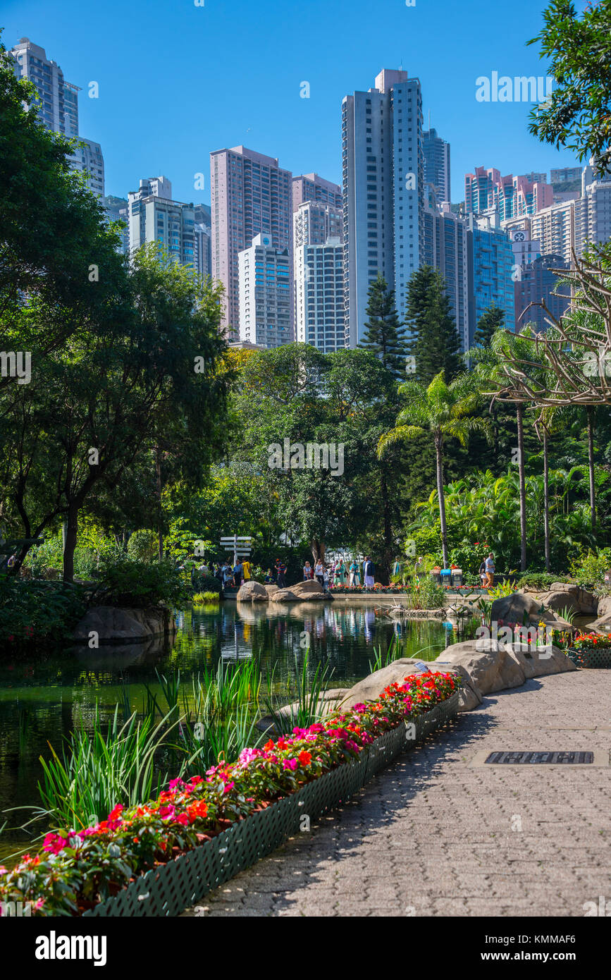 High Rise Apartment Gebäuden durch Hong Kong Park und See, Hong Kong Stockfoto